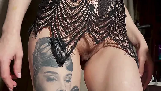Ich bestrafte den typen, der auf einer Firmenparty flirtet hat, und brachte ihn dazu, meinen arsch und meine muschi zu lecken.
