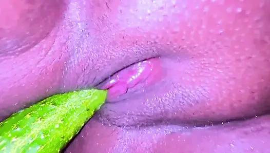 Ateşli bekar kız amına salatalık sokuyor, bir erkek arkadaşının onu sikmesini istiyor - amcık yok ediyor sikiş