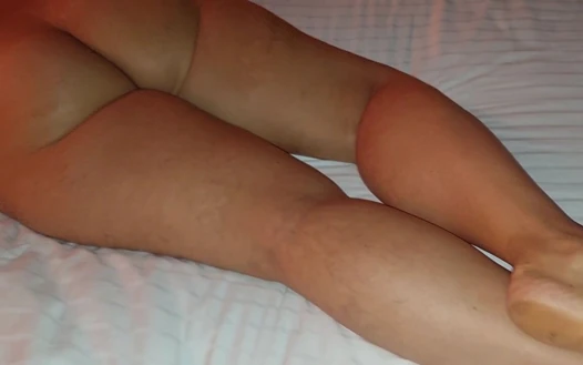 Seksi çıplak sarışın amatör evli kadın tapılmaya poz verdi