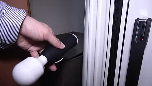 A121B09 berkunjung ke rumah istri! Dengan vibratorku sendiri, aku berteriak, "Tidak! Tidak!" Istri langsing mewarnai kulit putihnya yang telanjang merah dan mulai merasakan kesenangan!