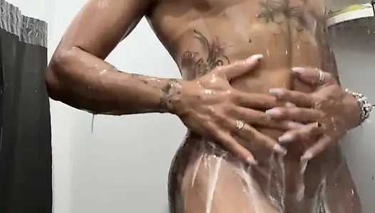 Muskulöse kurven von der brünetten göttin