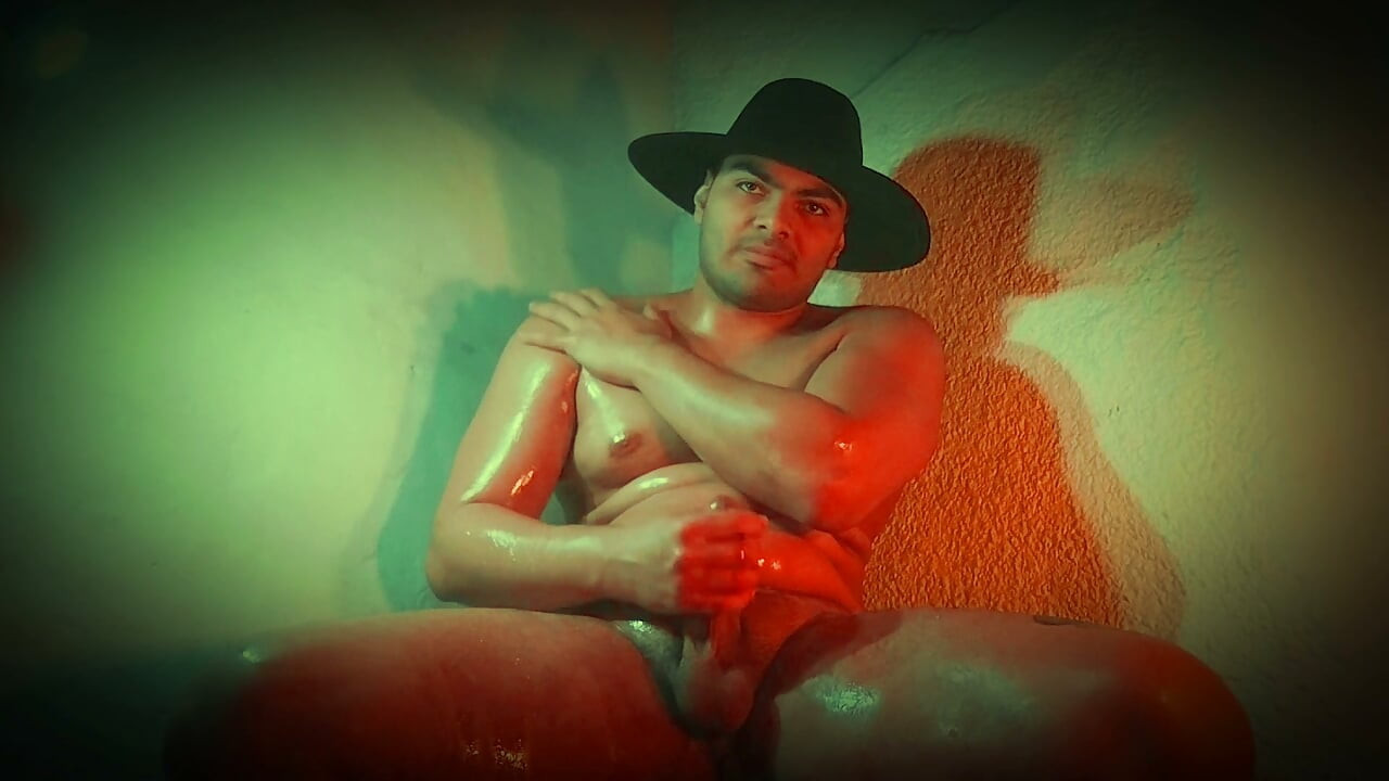Masturbation of an 18 centimeter penis with the entire muscular body oiled - Cristopher Rebellato Alexis