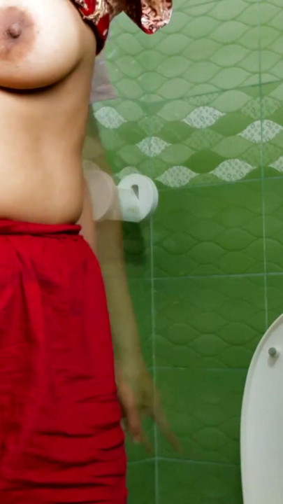 Follada en el baño, hermanastra cachonda de 18 años chupa la polla del hermanastro, ella ama del culo a la boca | Clip 1