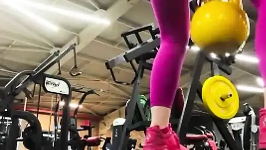 Sexy Training im fitnessstudio in Leggins