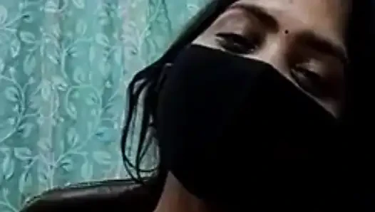 Kız arkadaş görüntülü görüşmede göğüslerini gösteriyor ve basıyor