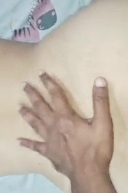Bhabhi s velkými prsy šuká s těsnou kundičkou se sousedem Devarem.