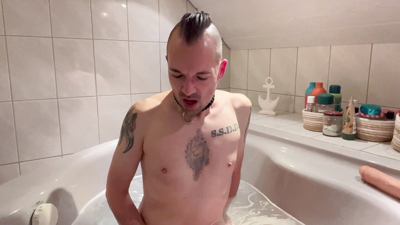 Aptal ibne sürtük küvette dildolarla sikişiyor.
