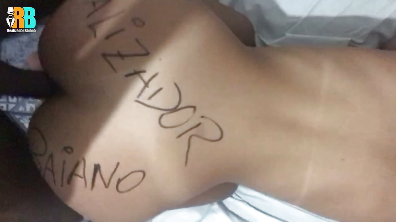 Director bahiano follando a una mujer casada en la cama mientras el cornudo observa en pelaje