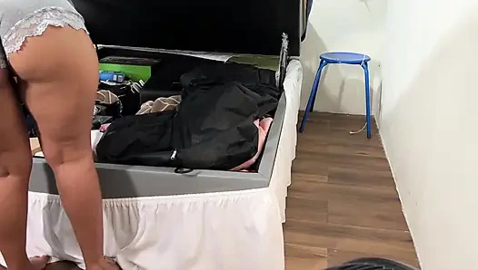 Kamera yeğenini bagajı düzenlerken yakaladı