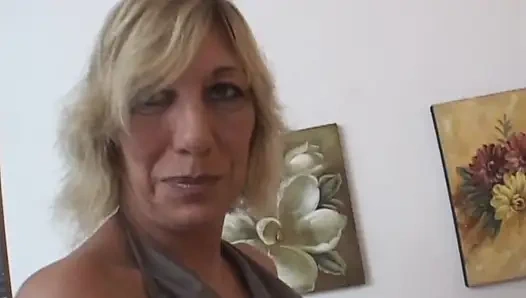 Tante seksi italia rambut pirang dientot sama 3 kontol cowok berondong