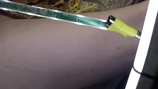 8 Sehr Eng Gespreizte Muschi Fickt Mit Dildo Und Glas