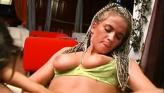 Zwei erstaunliche MILF- und teen-vollbusige lesben masturbieren ihre haarige muschi mit dildo und fingern