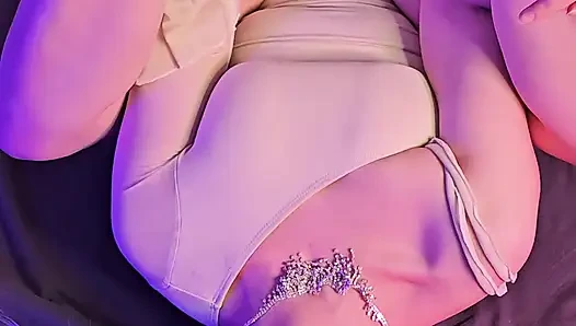 У Девушки-робота Человеческая Пизда. Она Дрочит И Извивается