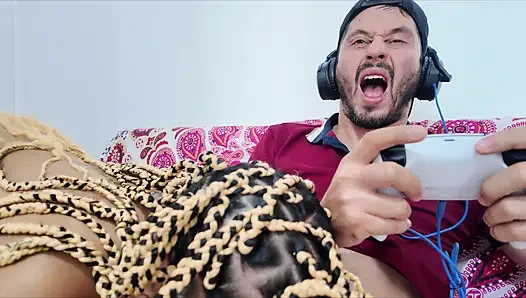 Я Трахаюсь Со Своим Геймером Rommate, Играя В Fornite