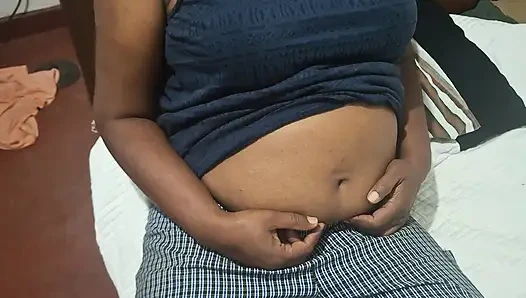 Мачеха раздевается, она такая сексуальная любовь