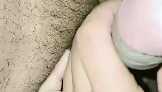 Blowjob und masturbation für geile junge freundin mit großem schwanz, viel sperma