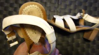 Ejaculare în sandală albă de soție