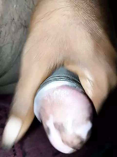 Bhabhi ki bur dekhane ke baad muthi marata