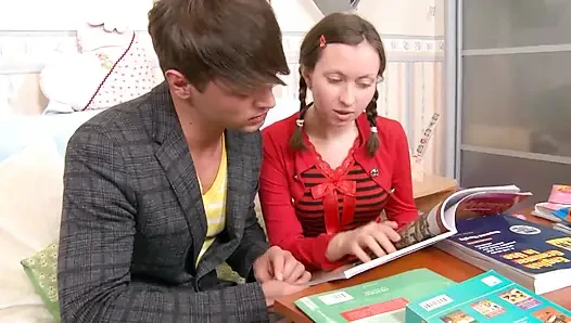 Русская тинка получает толстый хуй в задницу