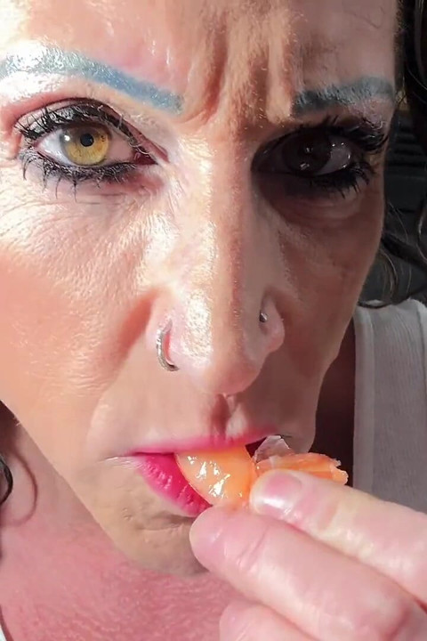 Milf muscular ingirió aplastante infiel en la cocina