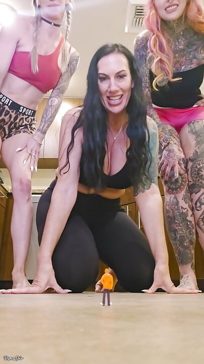 Lille mand vil knuses af tre kæmpekvinder: Mars Solo, Fallon Jane, Inked2plz