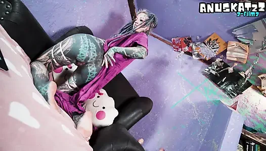 Tattooed Model’s Anal Livestream Toys Destroy Her Ass Live