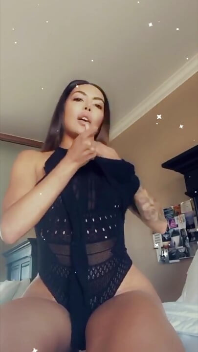 Cewek semok latina lela star lagi asik orgasme sampai banjir
