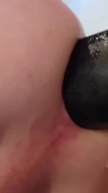 Zapanjujući trenutak iz "Ogroman dildo u mojoj guzici zaglavljen do kraja"