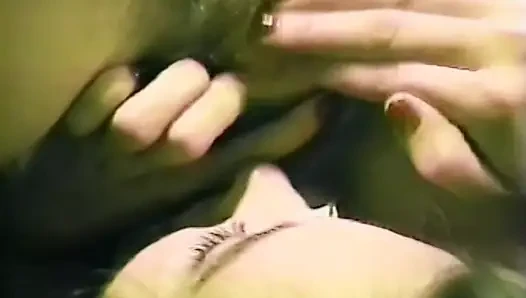 Cewek hot rambut cokelat lagi asik jilat dan fingering memeknya sampai muncrat banyak banget