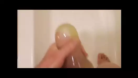 Doldurma bir prezervatif ile çiş ve boşalmak