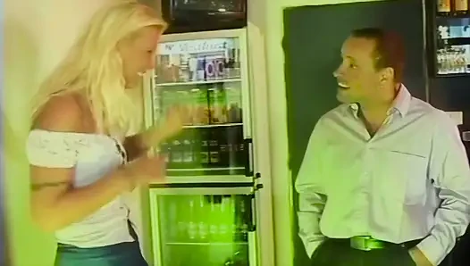 Ada yang di dalam bar dan ada yang di luar