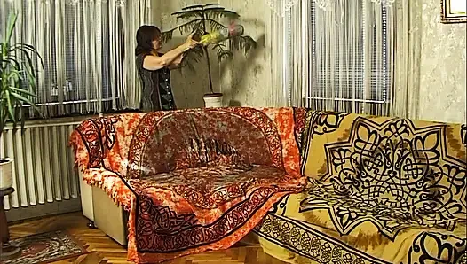Cewek sange rambut cokelat lagi asik fingering memeknya yang berbulu sampai orgasme