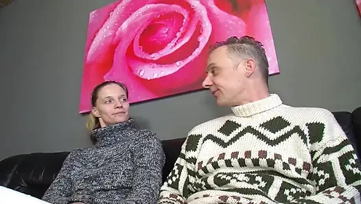 Seksi Alman genç kız ateşli üçlü grup sekste biseksüel adamla yarak paylaşıyor