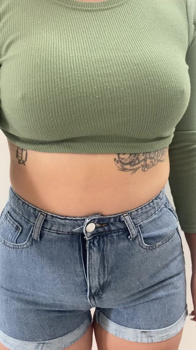 Deixe-me agradá-lo com meus peitos enormes! 😘