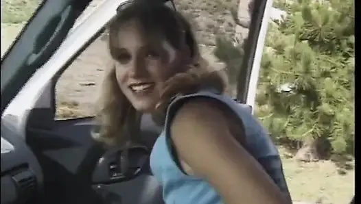 Zwei junge retro-lesben ficken mit einem doppeldildo