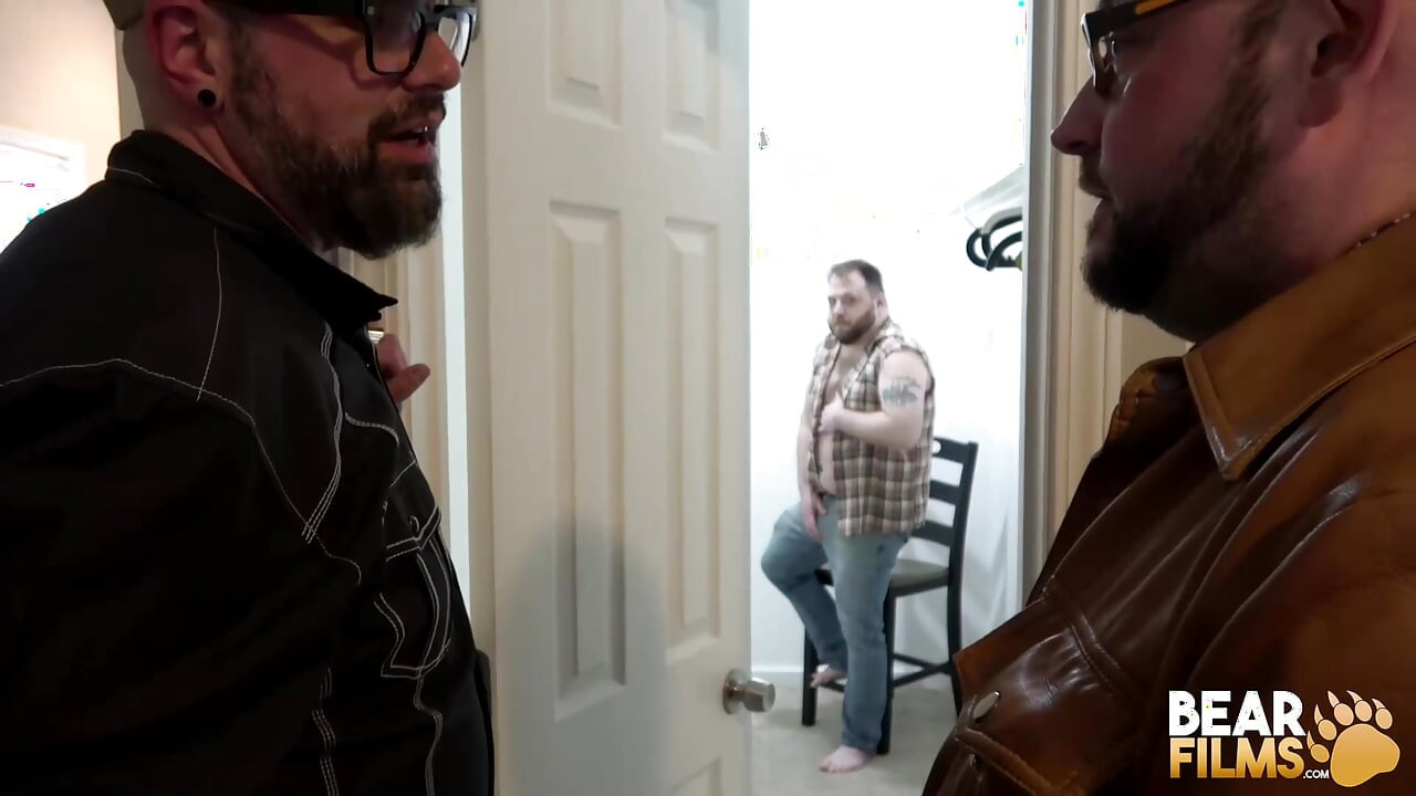 BEARFILMS - tatuada Skott Locke dá a Jack Jaxsin uma satisfação sexual
