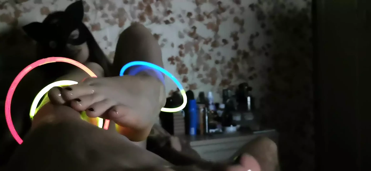 Oksi jerked off her hubby's dick with her legs