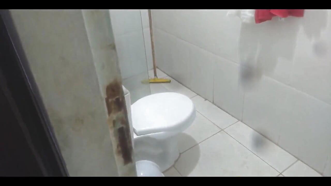 Moja szwagierka Bombomd4 poszła wziąć prysznic i zostawiła otwarte drzwi i zobacz, co się stało!!