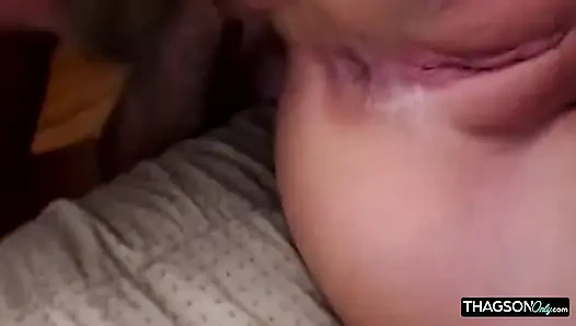 Cewek sange rambut cokelat ini lagi asik fingering memeknya sampai lubang pantatnya menganga lebar