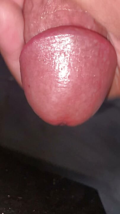 Mi polla está tan caliente que quiero metérsela en el agujero a alguien, apretarla fuerte para disparar toda esa cosa babosa