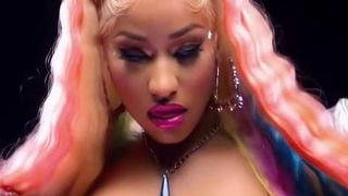 Nicki Minaj com pastéis de estrelas em seus enormes seios saltando