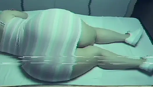 big-bootied woman shopping in rich leggings