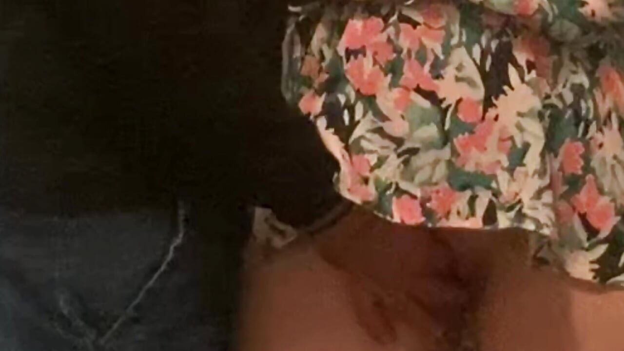 Metroda parmakla sikişen sürtük orta yaşlı seksi kadın