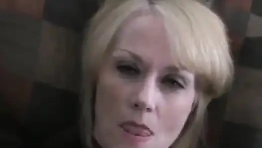 Порочная сексуальная Melanie играет со спермой