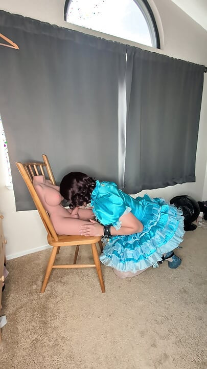 Satenska sissy sobarica se priključuje i sisa svoju lutku