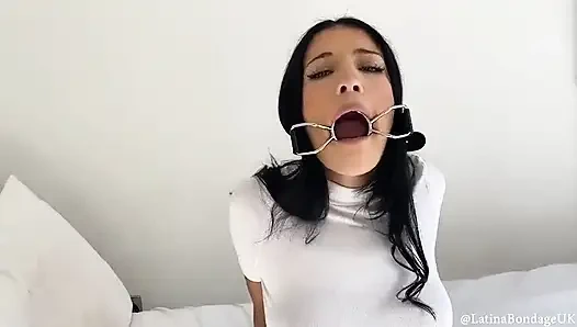 Tatti с кляпом во рту, с кляпом паука и в наручниках! (MP4, 480p)(со скидкой)