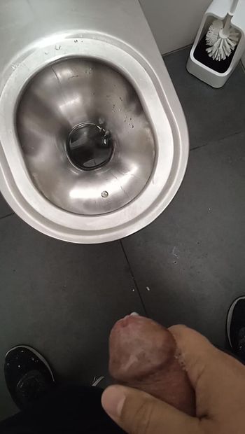 Rietje in de openbare toiletten op de luchthaven