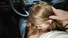 Jolie Rousse SexWife sucé dans la voiture tandis que le mari est un perdant, cocu doigté à la maison