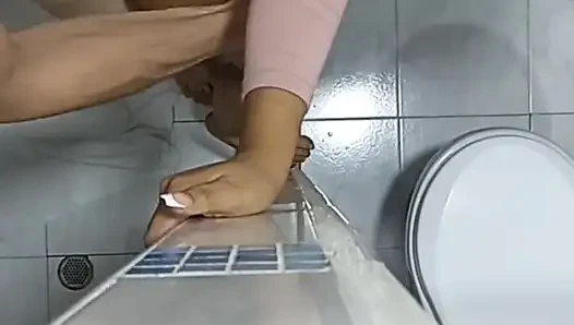 Aksi hot di toilet