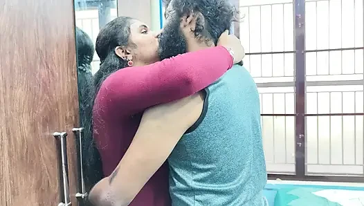 Pasangan romantis lip lock, romansa lip lock pasangan hot Malayali